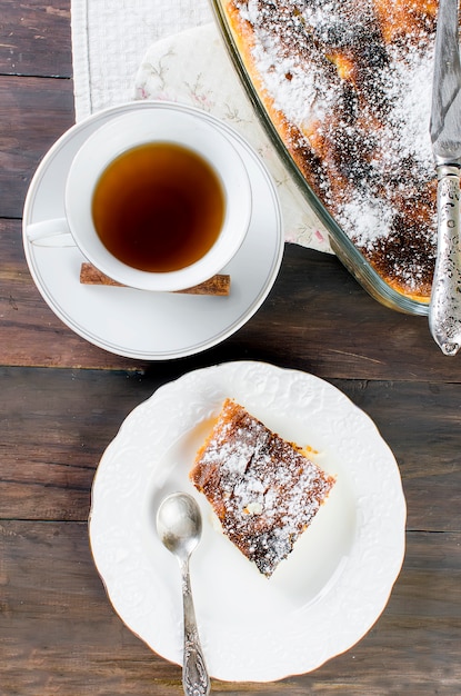 Cazuela De Requesón. Pastel con queso y taza de té