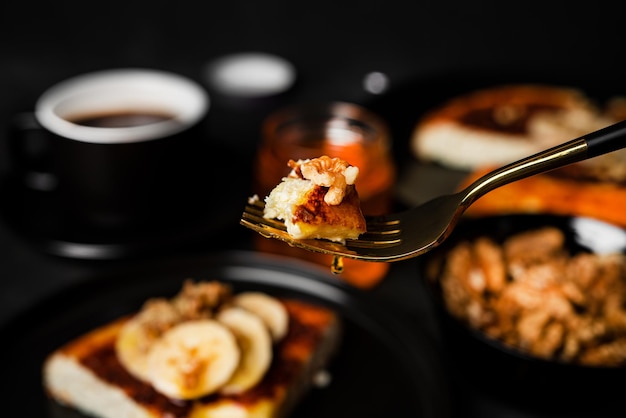 Cazuela de requesón con plátano, nueces y miel. Café con cazuela de requesón. Desayuno saludable. foto de alta calidad