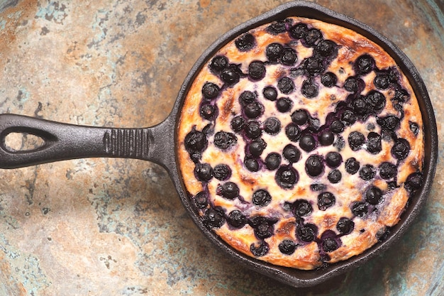 Cazuela de requesón Tarta de queso con arándanos en la vista superior de la sartén