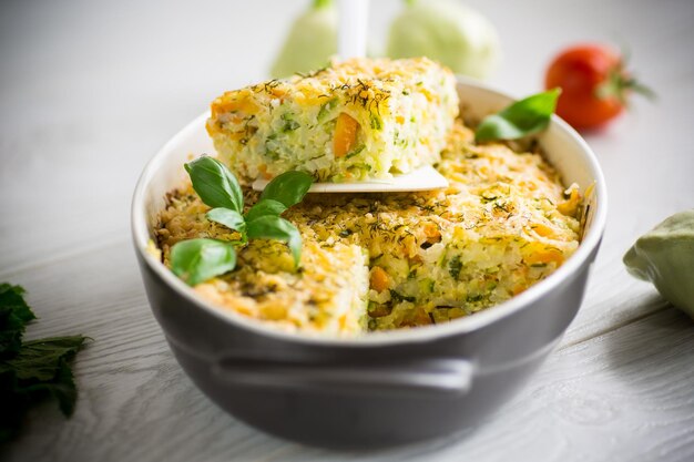 Cazuela de verduras de patissons zucchini zanahorias en forma de cerámica