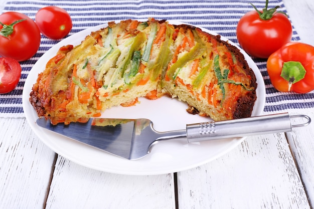 Cazuela con verduras en el plato en primer plano de la mesa