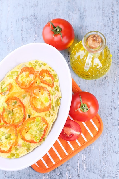 Cazuela con verduras en un recipiente en primer plano de la mesa