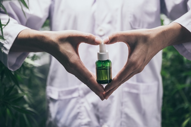 CBD Hanföl, Hand hält Flasche Cannabisöl