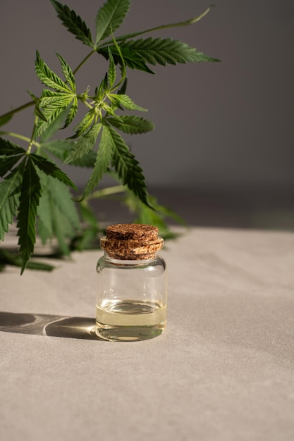 CBD-Öl Hanfprodukte Glasflasche mit CBD-Öl Hanfblättern Medizinisches Cannabis mit Extraktöl Kosmetik CBD-Öl