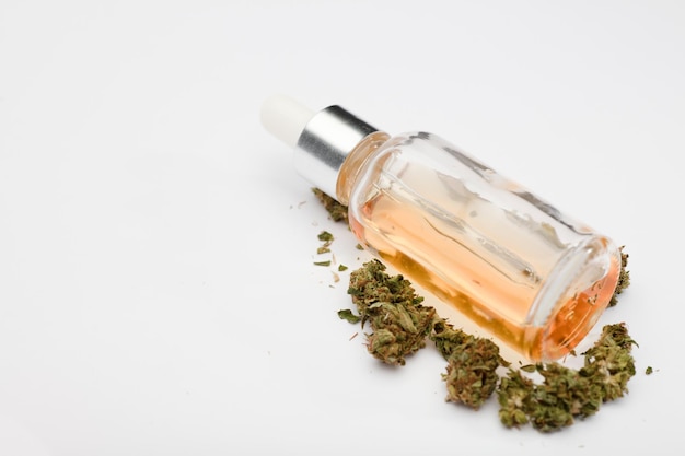 CBD-Öl mit Flasche und Tropfer zur Verbesserung der Gesundheit der Naturheilkunde auf weißem Hintergrund