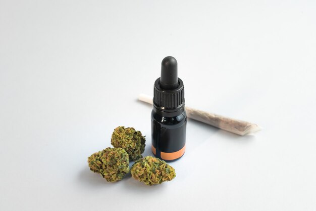 CBD-Ölkapseln und Hanfknospen auf weißem Hintergrund Bio- und Naturkosmetik auf Hanfbasis