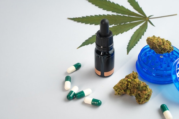 CBD-Ölkapseln und Hanfknospen auf weißem Hintergrund Bio- und Naturkosmetik auf Hanfbasis