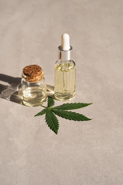 Foto cbd-öl hanfprodukte glasflasche mit cbd-öl hanfblättern medizinisches cannabis mit extraktöl kosmetik cbd-öl