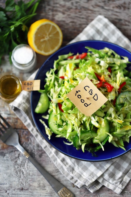 CBD-Salat mit frischem Kohl, Kräutern und Gurken.