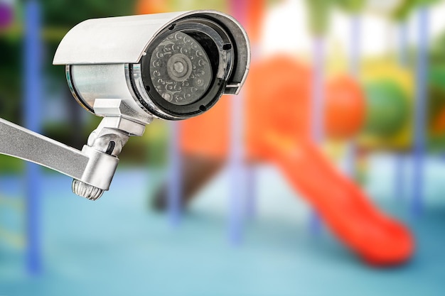 CCTV Closed-Circuit-Kamera-TV-Überwachung auf dem Spielplatz der Kindergartenschule im Freien für das Konzept des Kindersicherheitssystems