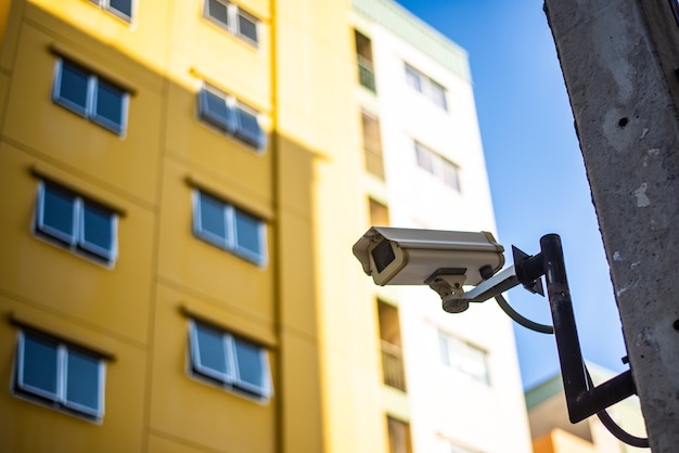 CCTV en el control del área del sistema de seguridad del edificio al aire libre del poste y espacio de la copia