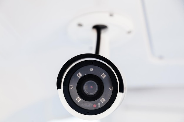 CCTV-Kamera auf dem Rumpf einer teuren Motoryacht CCTV-Kamera weiß auf einem weißen Körper