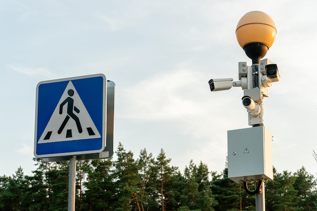 Foto cctv-kameras in einem schützenden weißen gehäuse an einem laternenpfahl videoüberwachungskamera für den außenbereich, die auf den straßen der stadt für die sicherheit ihres eigentums und ihrer familie installiert ist