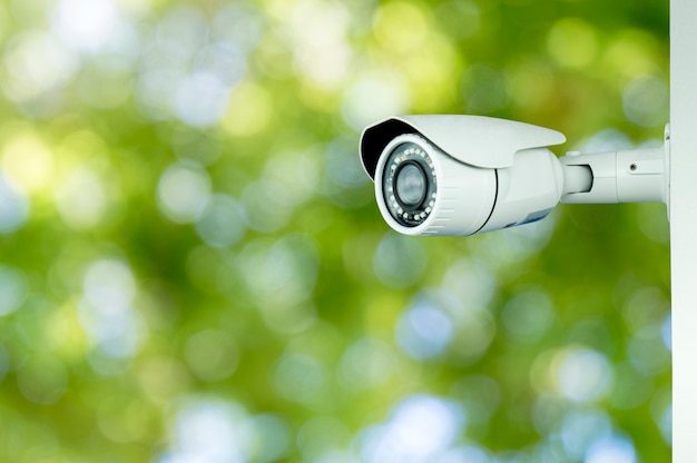 CCTV-Sicherheit mit undeutlichem grünem bokeh Hintergrund.