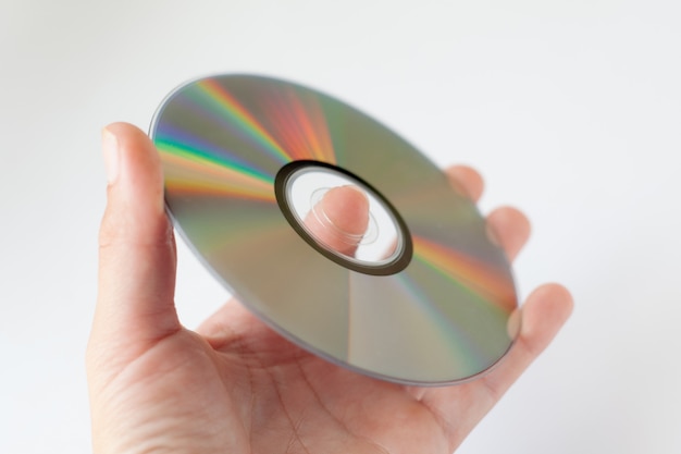 CD-CD mit Film und Musik, DVD in der Hand auf Weiß