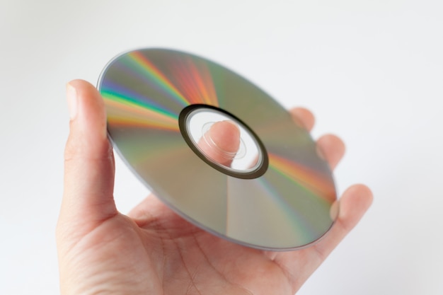 CD compacto con película y música, DVD en mano en blanco
