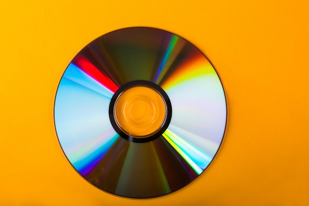 Foto cd isolado em fundo amarelo