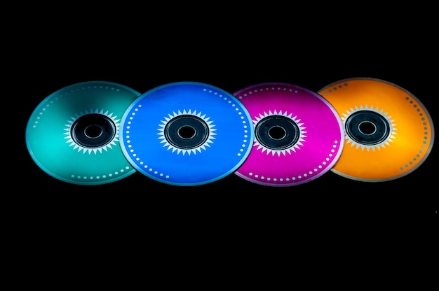 CDrom de color sobre fondo negro