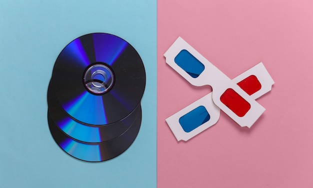 CDs mit Stereo-Anaglyphenbrille auf einem blau-rosa Pastell