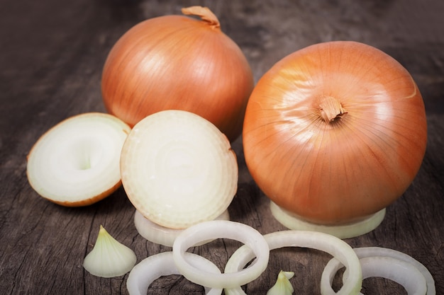 Cebola e cebola fatias na mesa de madeira velha