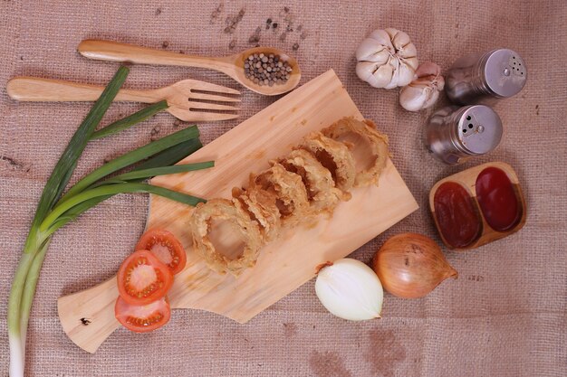 Foto cebola frita crocante com molho de tomate e vegetais