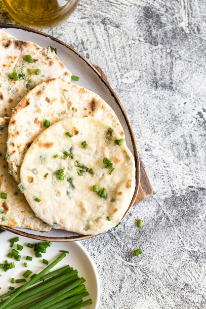 Cebola naan pão árabe indiano em um prato