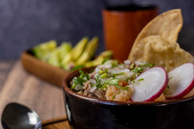 Foto cebola picada para prato com carne em seu suco com abacate e pimentão verde cru