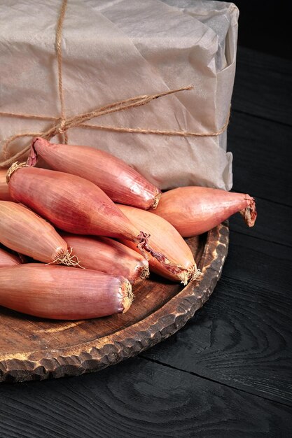 Cebola shallot em um fundo escuro preto Comer vegetais e comer saudável Comer shallots adicionando a vários pratos diversificando a comida