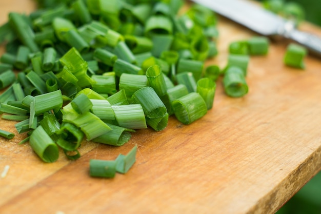 Cebola verde cortada na mesa da cozinha