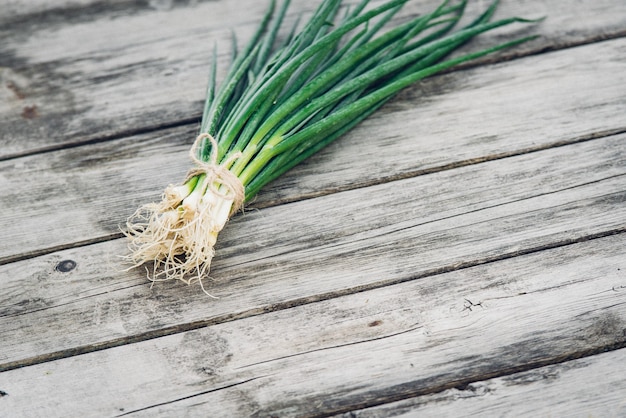 Cebola verde fresca em uma madeira.