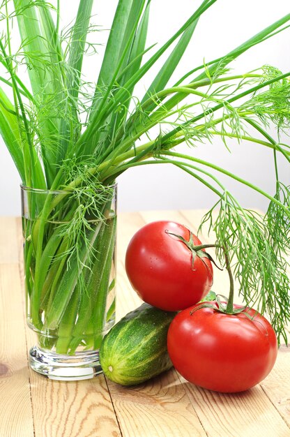 Cebola verde fresca, endro, tomate e pepino