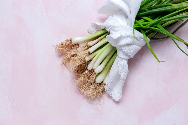 Cebola vermelha e branca fresca na superfície rosa