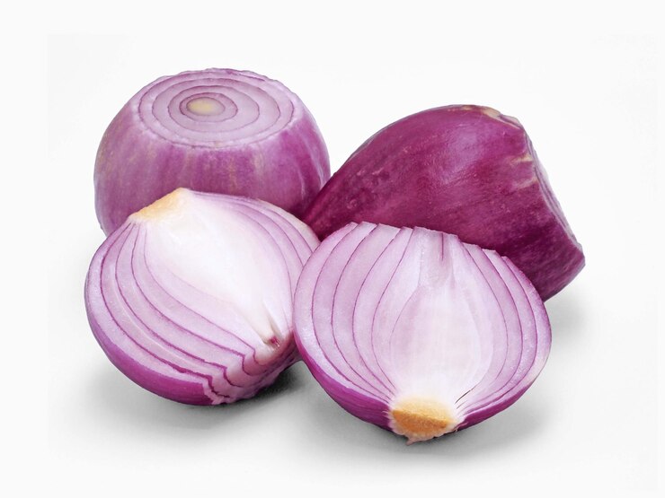 Cebola vermelha fatiada com fundo branco Premium
