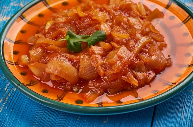 Cebolada - estofado de cebolla portuguesa, salsa o pasta de cebolla, cocina portuguesa