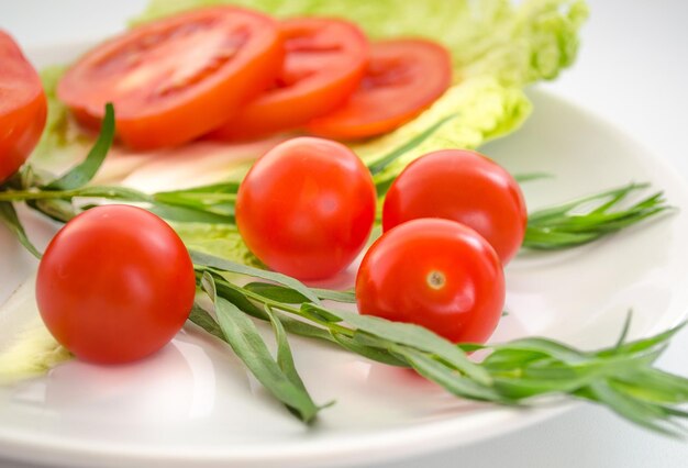 Cebolas de estragão de tomate fresco em um prato