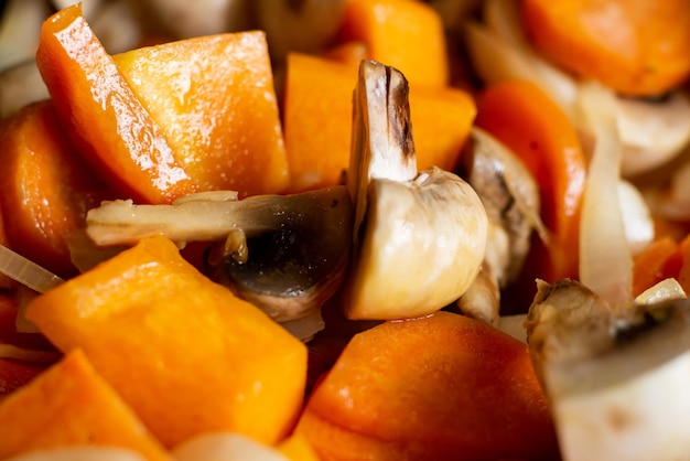 Cebolas fritas, cenouras e cogumelos Legumes picados closeup Comida vegetariana fundo de comida para comida saudável e saudável