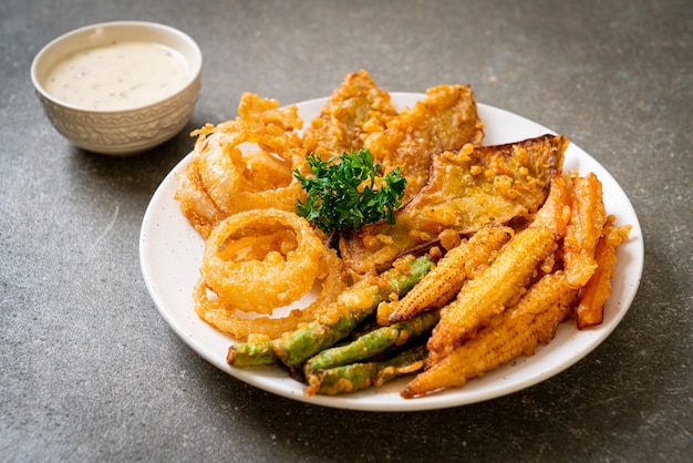 cebolas fritas misturadas de vegetais cenoura baby milho abóbora ou tempura