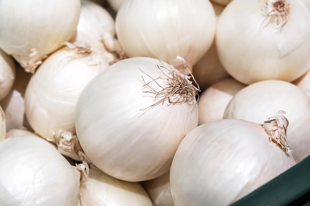 cebolas no balcão de uma loja de vegetais