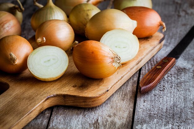 Cebolas orgânicas frescas em um fundo de madeira