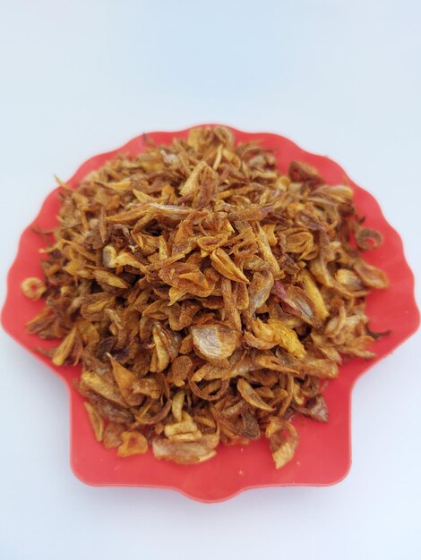 Foto cebolas vermelhas fritas e crocantes isoladas sobre um fundo branco