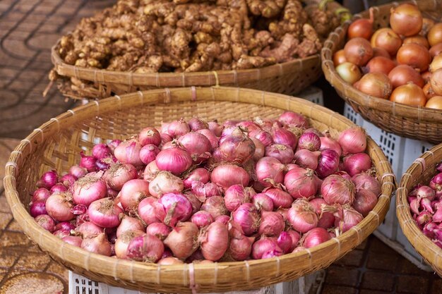 Foto cebolas vermelhas no mercado do vietname