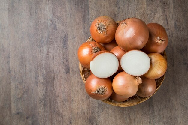 Cebolinhas variadas de fazenda em uma mesa de madeira rústica com cebolinhas