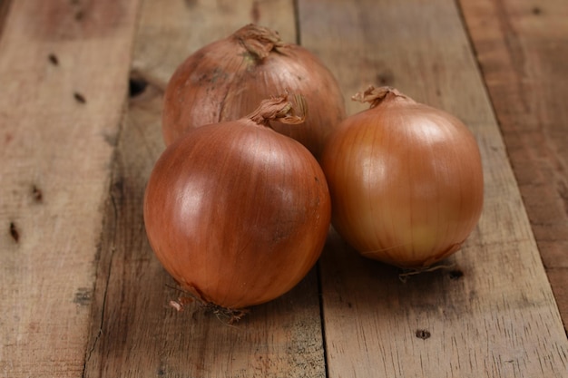 cebolla entera fresca sobre fondo de madera