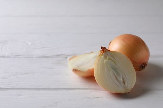 Cebolla fresca madura en madera blanca