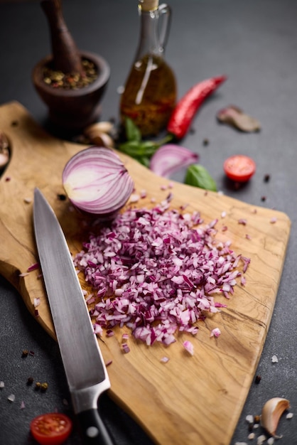 cebolla de mars roja picada en una tabla de cortar de madera en la cocina doméstica