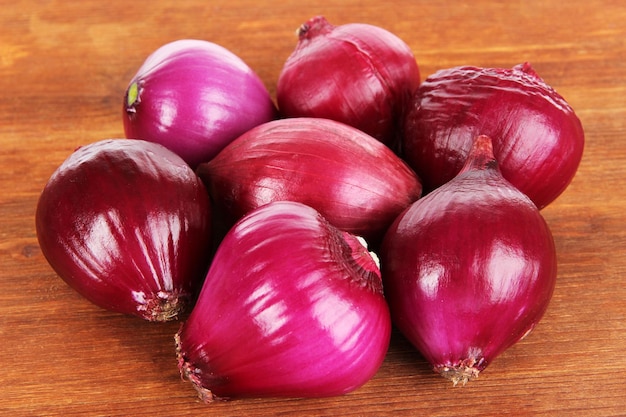 Cebolla morada sobre fondo de madera