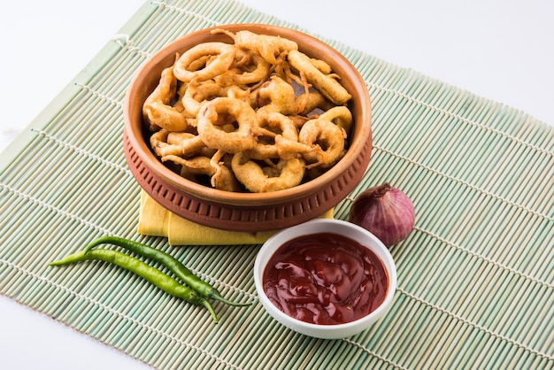 Cebolla Pakora, también conocida como Kanda Bhaji o bhajji, también conocida como Pyaj Pakode en hindi, la hora del té popular o los bocadillos del monzón de la India