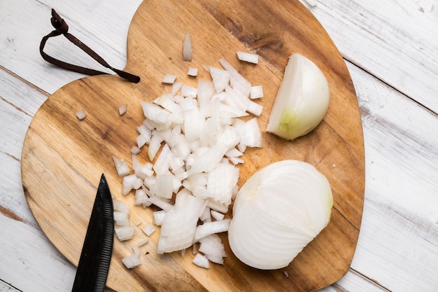 Cebolla picada en una tabla de cortar de madera Cebolla blanca en rodajas Vista desde arriba