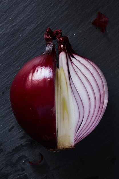 cebolla roja española en rodajas