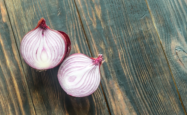 Cebolla roja en el fondo de madera: sección transversal